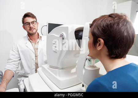 Occhio medico è la misurazione di un paziente campo visivo con i PTOM il test /oculista di occhi clinica è facendo diagnostica vision esame/ concetto di salute e Foto Stock