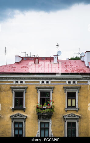 Vecchio e rustico appartamento casa con molte finestre e balconi in Cracovia in Polonia Foto Stock