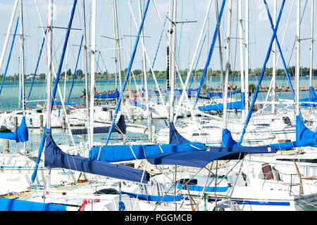 Le navi a vela nel porto di Balatonfoldvar al Lago Balaton, Ungheria Foto Stock