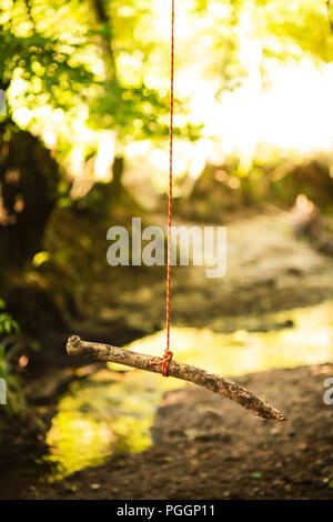 Swing corda appesa sopra il fiume Foto Stock