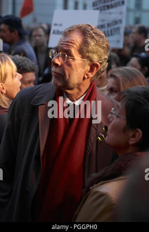 VIENNA, Austria - 9 ottobre 2007: Alexander van der Bellen a una protesta per i diritti dei rifugiati. Il sig. Van Der Bellen essendo stato eletto presiden Foto Stock