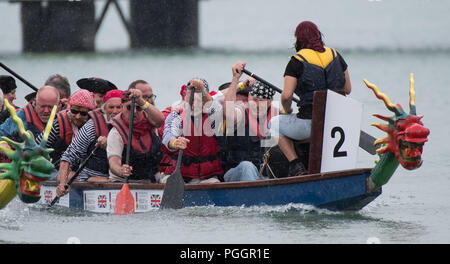 Dragon Boat Racing - Fiume Adur, Shoreham-da-mare. Domenica 26 Agosto 2018 Foto Stock