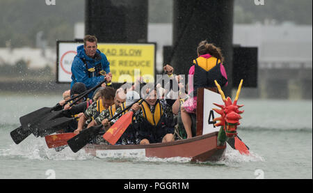 Dragon Boat Racing - Fiume Adur, Shoreham-da-mare. Domenica 26 Agosto 2018 Foto Stock