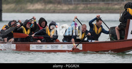 Dragon Boat Racing - Fiume Adur, Shoreham-da-mare. Domenica 26 Agosto 2018 Foto Stock