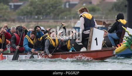 Dragon Boat Racing - Fiume Adur, Shoreham-da-mare. Domenica 26 Agosto 2018 Foto Stock