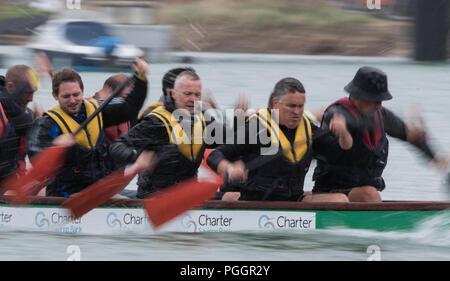 Dragon Boat Racing - Fiume Adur, Shoreham-da-mare. Domenica 26 Agosto 2018 Foto Stock