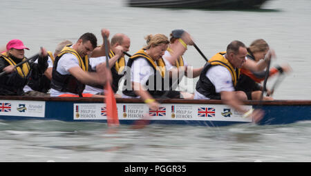 Dragon Boat Racing - Fiume Adur, Shoreham-da-mare. Domenica 26 Agosto 2018 Foto Stock