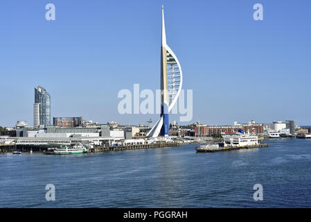 Emirati Spinnaker Tower in Gunwharf Quays, Portsmouth Porto, visto dal ponte di Brittany Ferries nave Pont Aven. Foto Stock