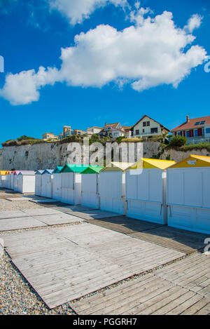 Spiaggia di capanne, scogliere e spiaggia di costa di Criel sur Mer in Normandia, Francia Foto Stock