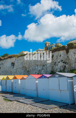 Spiaggia di capanne, scogliere e spiaggia di costa di Criel sur Mer in Normandia, Francia Foto Stock