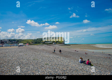 Persone alla spiaggia di ciottoli in Criel sur Mer in Normandia, Francia Foto Stock