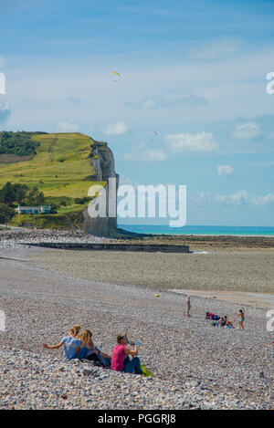 Persone alla spiaggia di ciottoli in Criel sur Mer in Normandia, Francia Foto Stock