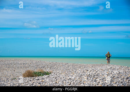 Persone alla spiaggia di ciottoli in Criel sur Mer in Normandia, Francia Foto Stock