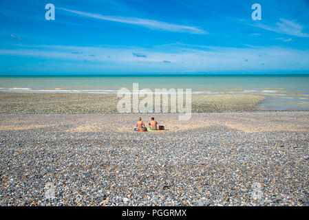 Persone alla spiaggia di ciottoli in Criel sur Mer in Normandia, Francia Foto Stock