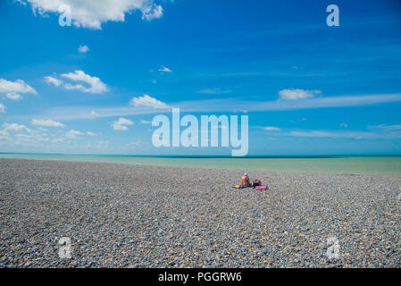 Persone alla spiaggia di ciottoli in Criel sur Mer in Normandia, Francia Foto Stock