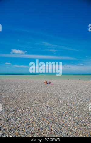 Persone alla spiaggia di ciottoli in Criel sur Mer in Normandia, Francia Foto Stock