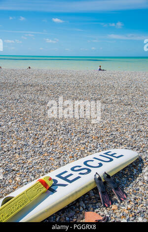 Persone alla spiaggia di ciottoli in Criel sur Mer in Normandia, Francia Foto Stock