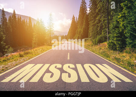 Missione parola scritta sulla strada in montagna Foto Stock