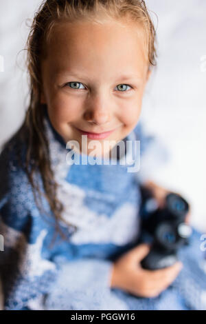 Ritratto di adorabile bambina indossa uno yukata tradizionale kimono giapponese Foto Stock