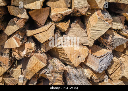 Legno tagliato, la legna da ardere per l'inverno. I registri di tagliare la legna e pronti dei pezzi di legno per riscaldamento del legno. Industria del legname. Stagione di riscaldamento, stagione invernale. Rinnovare Foto Stock