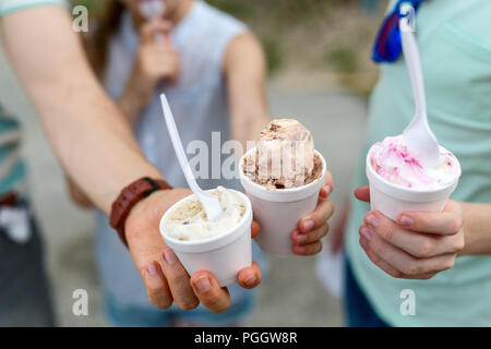 Close up di azienda familiare i diversi gusti di gelato all'aperto nelle calde giornate estive Foto Stock