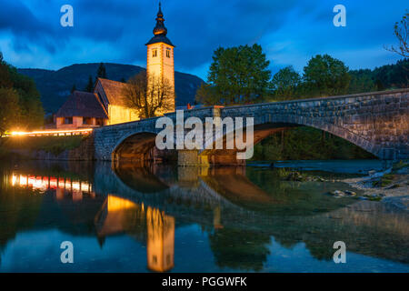 Chiesa di Sv. Giovanni Battista e un ponte dal lago di Bohinj nella notte, Slovenia. Chiesa di San Giovanni Battista con bridge. Il Parco Nazionale del Triglav, J Foto Stock