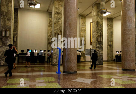 Gli studenti al terminale di computer Schermi nelle sale in marmo del grande Popolo della casa di studio, Pyongyang, Corea del Nord Foto Stock