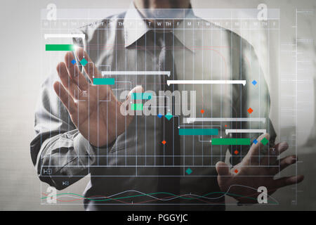 Responsabile di progetto di lavoro e le attività di aggiornamento con le tappe del progresso e pianificazione del diagramma di Gantt di pianificazione schema virtuale.imprenditore di successo aprire la sua han Foto Stock