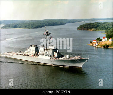 Un' antenna dritta vista di prua del missile destroyer USS John S. McCAIN (DDG-54) in corso di svolgimento builderÕs prove in mare. (Data esatta shot sconosciuto) Foto Stock