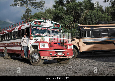 Pubblico "chicken bus' su strade lastricate di Antigua Guatemala Foto Stock