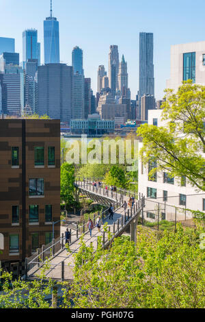 La gente camminare su una passerella verso il ponte di Brooklyn Park di New York City Foto Stock