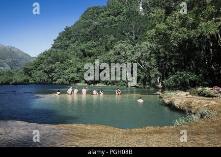 Il turista a godere della fresca acqua turchese del pool di Semuc Champey, Guatemala Foto Stock