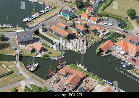 Vista aerea del porto interno villaggio olandese di Workum con cantiere navale tradizionale Foto Stock