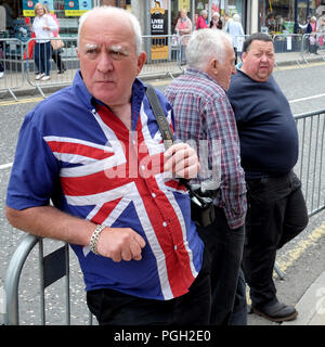 Uomo in Unione Jack shirt, Ballyclare Fiera di Maggio, l'Irlanda del Nord. Foto Stock