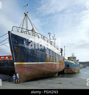 Trawler, 'Villaggio Queen' spiaggiata a Kilronan porto, Isole Aran. Foto Stock