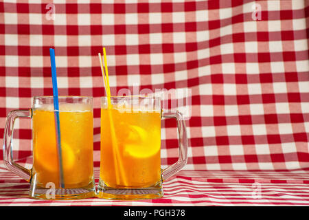 La birra con il limone in bicchieri di vetro di close-up. Foto Stock