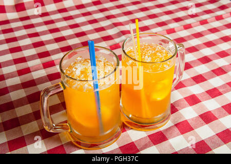 La birra con il limone in bicchieri di vetro di close-up. Foto Stock