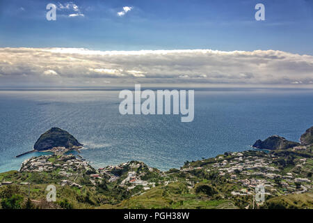 Sant'Angelo's island vista dall'Isola d' Ischia Foto Stock