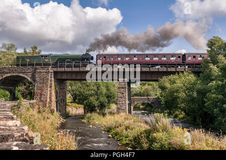 Il Flying Scotsman locomotiva a vapore sulla East Lancashire Railway. Viadotto Brooksbottom Foto Stock