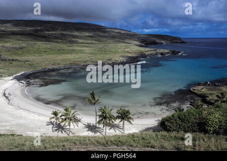 Anakena spiaggia su Rapa Nui (Isola di Pasqua) una remota isola polinesiana governata dal Cile nell'Oceano Pacifico Foto Stock