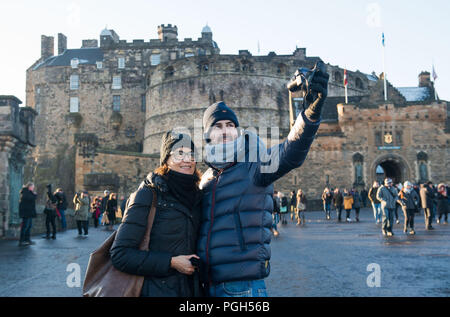 Scatti generale di turisti al Castello di Edimburgo esplanade per storia sul numero di visitatori, Turismo Foto Stock