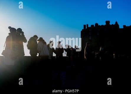 Scatti generale di turisti al Castello di Edimburgo esplanade per storia sul numero di visitatori, Turismo Foto Stock