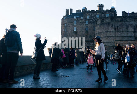 Scatti generale di turisti al Castello di Edimburgo esplanade per storia sul numero di visitatori, Turismo Foto Stock