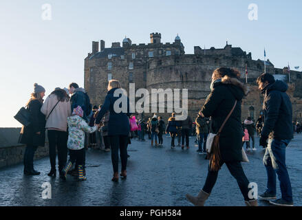 Scatti generale di turisti al Castello di Edimburgo esplanade per storia sul numero di visitatori, Turismo Foto Stock