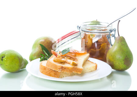 Pezzi di pane con dolci fatti in casa a base di marmellata di frutta da pere e mele in una piastra su sfondo bianco Foto Stock