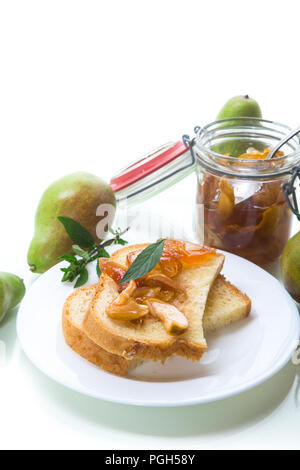 Pezzi di pane con dolci fatti in casa a base di marmellata di frutta da pere e mele in una piastra su sfondo bianco Foto Stock