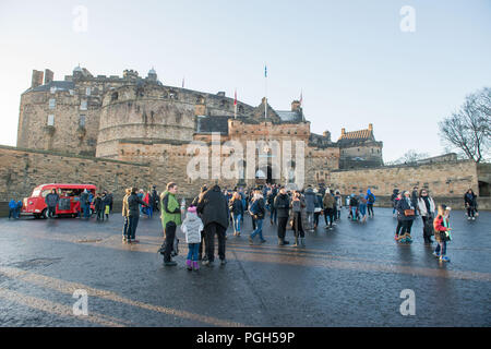 Scatti generale di turisti al Castello di Edimburgo esplanade per storia sul numero di visitatori, Turismo Foto Stock