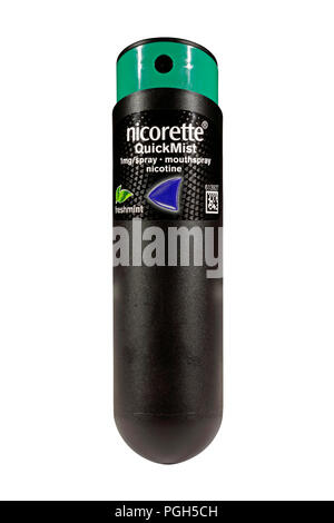 Una bottiglia di freshmint nicorette QuickMist 1mg/spruzzo nicotina mouthspray isolato su uno sfondo bianco. Terapia di sostituzione della nicotina. Uscire dagli fumatori Foto Stock