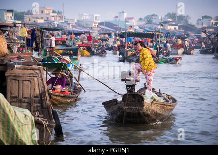 Attività mattutina a Cai Rang Mercato galleggiante sul Can Tho fiume. Il mercato è utilizzato dai grossisti di vendere al mercato di venditori, che poi vendere direttamente ai clienti. Foto Stock