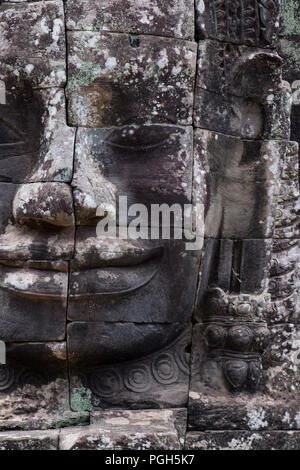 Uno dei molti sorridente della pietra che intaglia presso il tempio di Bayan, Siem Reap in Cambogia Foto Stock